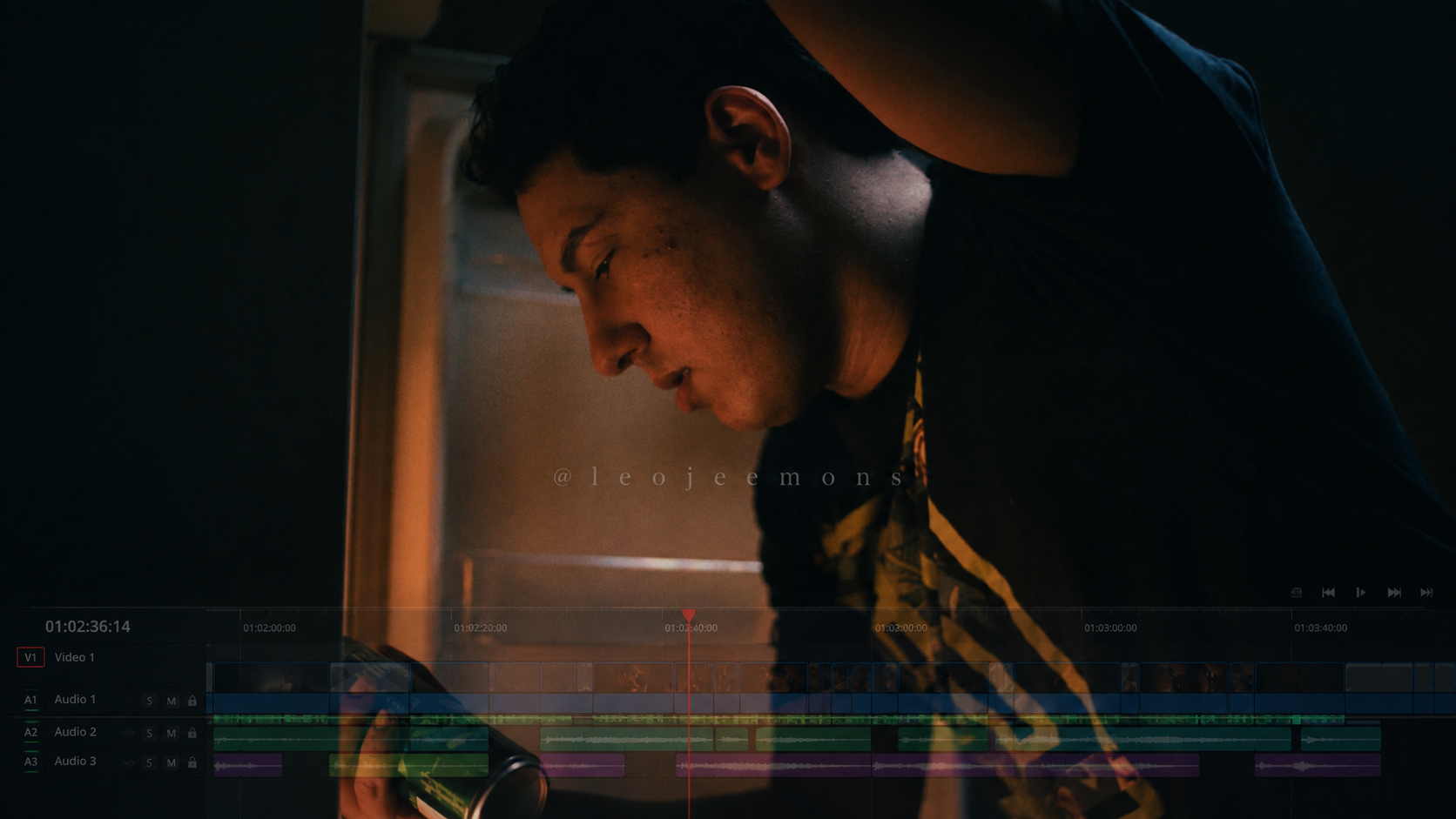 Editor de vídeo trabalhando em estúdio com iluminação quente
